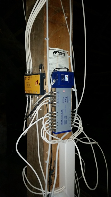 Nutzung verschiedener vorhandener Leitungs-Infrastruktur für die Anbindung der Nutzer außerhalb der W-LAN Reichweite ( hier SAT-LAN , Einspeisung über Antennenkabel; Power-LAN , Einspeisung+Vernetzung über Stromleitung )
